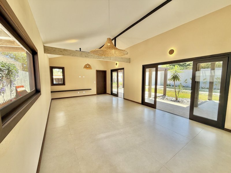 Luxo e Conforto em Búzios: Casa Linear 4 Suítes com Área Gourmet  Armação dos Búzios - 