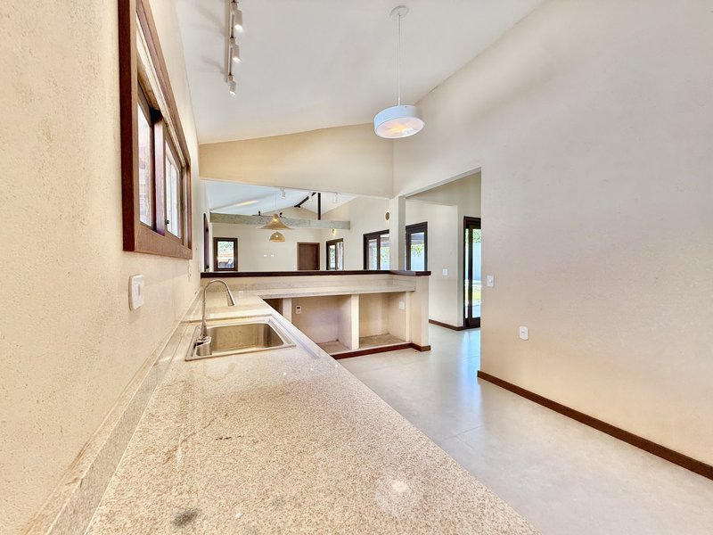 Luxo e Conforto em Búzios: Casa Linear 4 Suítes com Área Gourmet  Armação dos Búzios - 