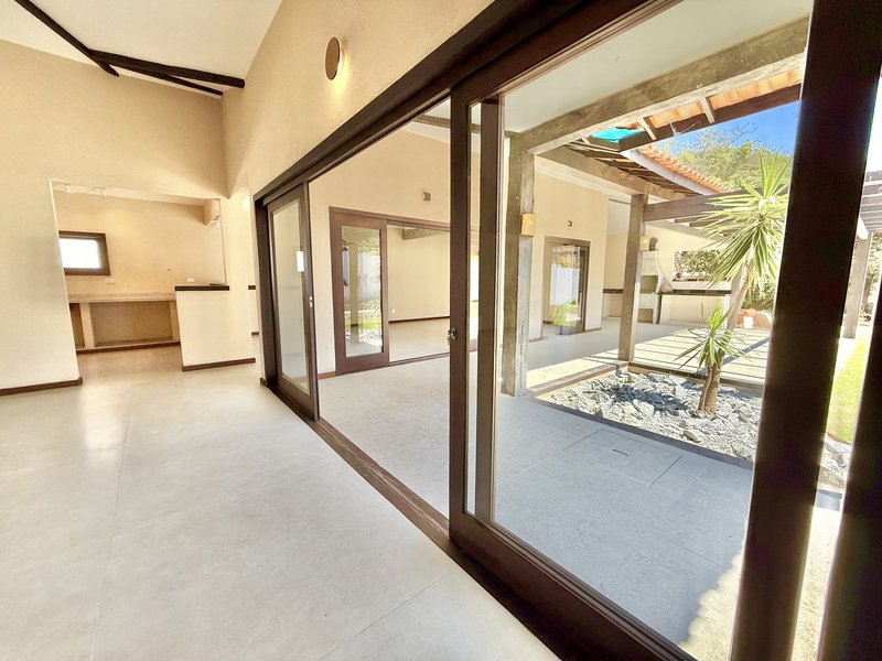 Luxo e Conforto em Búzios: Casa Linear 4 Suítes com Área Gourmet  Armação dos Búzios - 