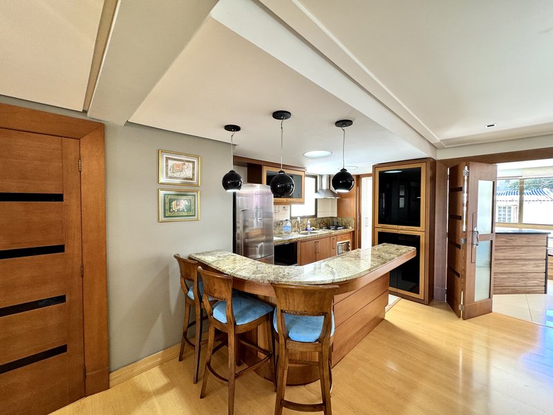 R$ 1.200.000 - EXCLUSIVIDADE - APARTAMENTO - 186M2 - 4 DORM - 3 SUÍTES - VISTA - 3 VAGAS Rua Washington Luiz Porto Alegre - 