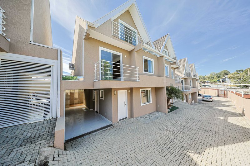 Sobrado em condomínio - R$960.000 com 3 quartos (1 suíte) - 2 vagas - área Gourmet - Rua Alberto Panek Curitiba - 