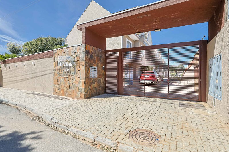Sobrado em condomínio - R$960.000 com 3 quartos (1 suíte) - 2 vagas - área Gourmet - Rua Alberto Panek Curitiba - 