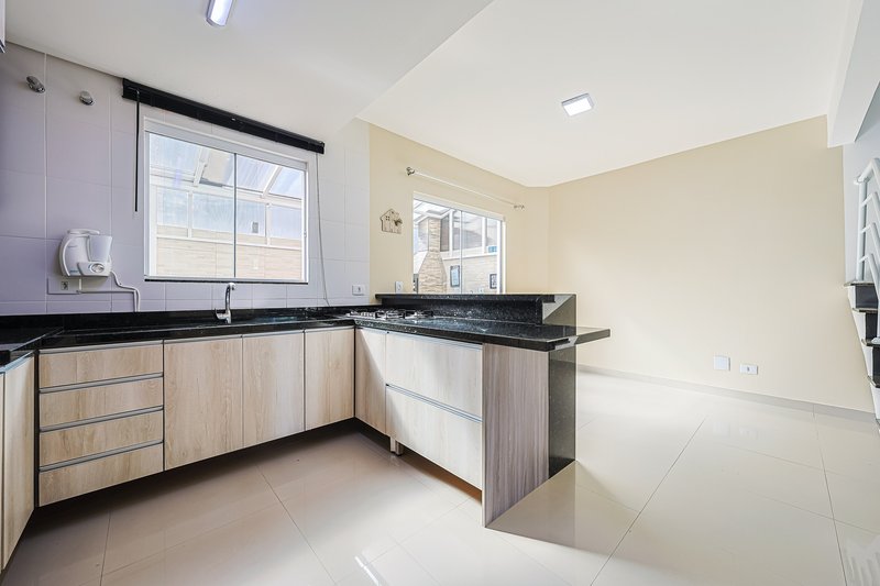 Sobrado em condomínio - R$960.000 com 3 quartos (1 suíte) - 2 vagas - área Gourmet - Rua Alberto Panek Curitiba - 