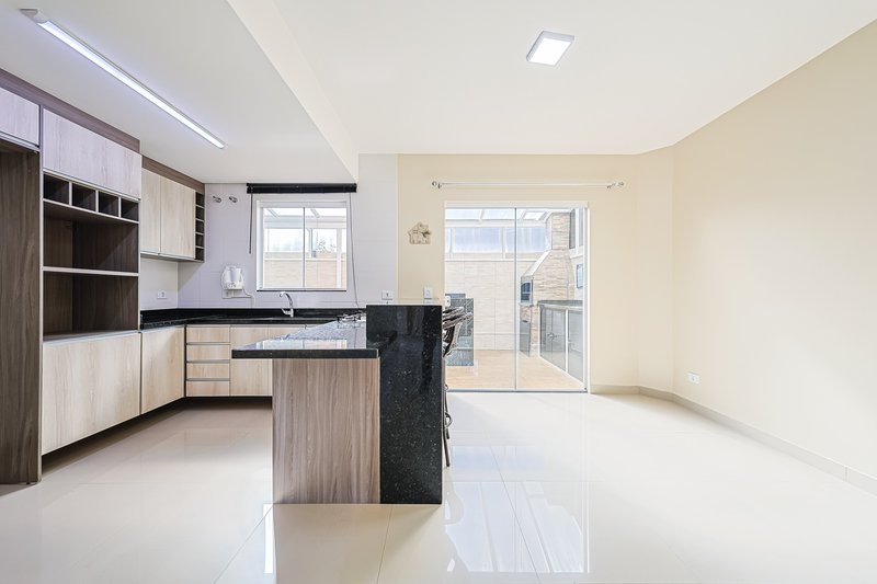 Sobrado em condomínio - R$960.000 com 3 quartos (1 suíte) - 2 vagas - área Gourmet - Rua Alberto Panek Curitiba - 