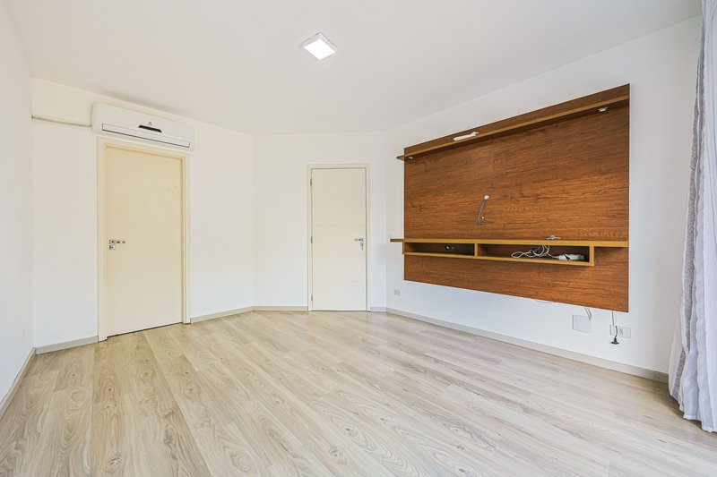 Sobrado em condomínio - R$960.000 com 3 quartos (1 suíte) - 2 vagas - área Gourmet - Rua Alberto Panek Curitiba - 