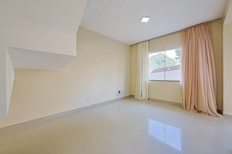 Sobrado em condomínio - R$960.000 com 3 quartos (1 suíte) - 2 vagas - área Gourmet - Rua Alberto Panek Curitiba - 