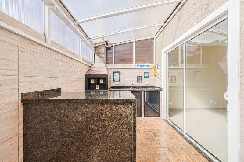 Sobrado em condomínio - R$960.000 com 3 quartos (1 suíte) - 2 vagas - área Gourmet - Rua Alberto Panek Curitiba - 