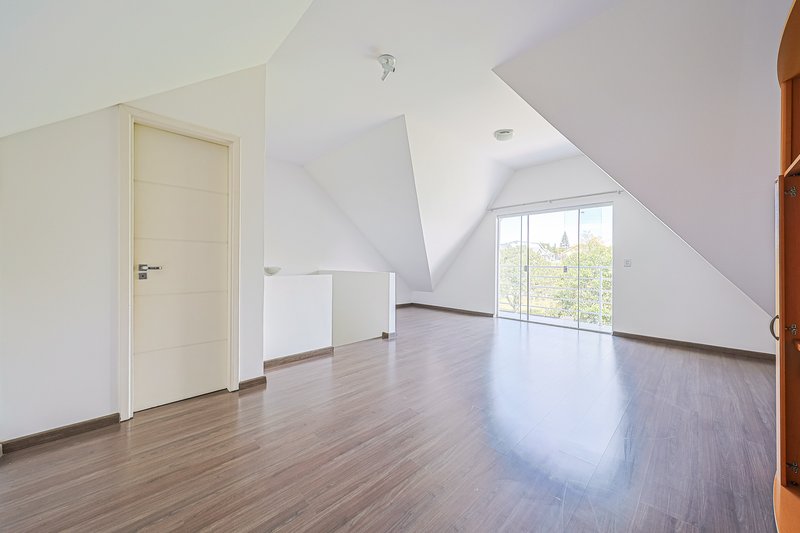 Sobrado em condomínio - R$960.000 com 3 quartos (1 suíte) - 2 vagas - área Gourmet - Rua Alberto Panek Curitiba - 