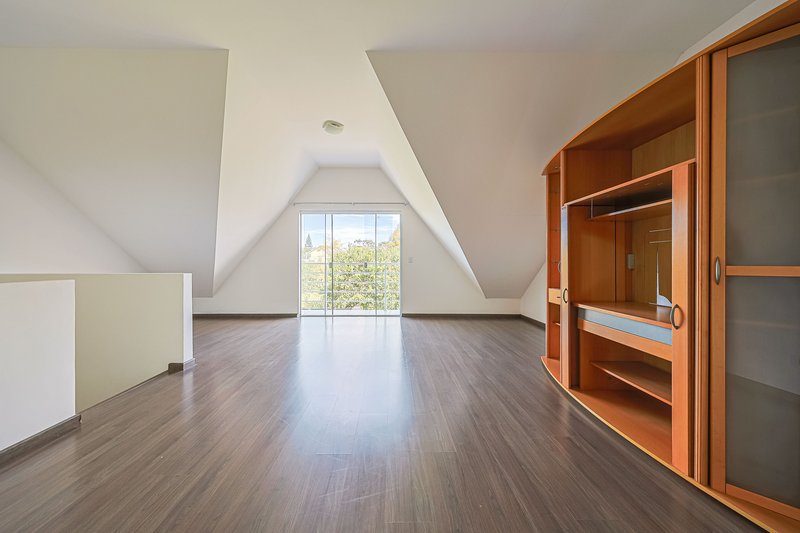 Sobrado em condomínio - R$960.000 com 3 quartos (1 suíte) - 2 vagas - área Gourmet - Rua Alberto Panek Curitiba - 