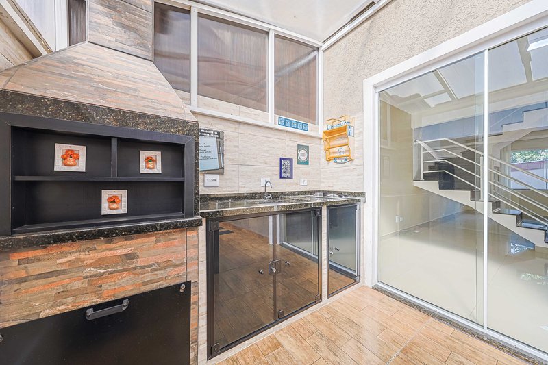 Sobrado em condomínio - R$960.000 com 3 quartos (1 suíte) - 2 vagas - área Gourmet - Rua Alberto Panek Curitiba - 