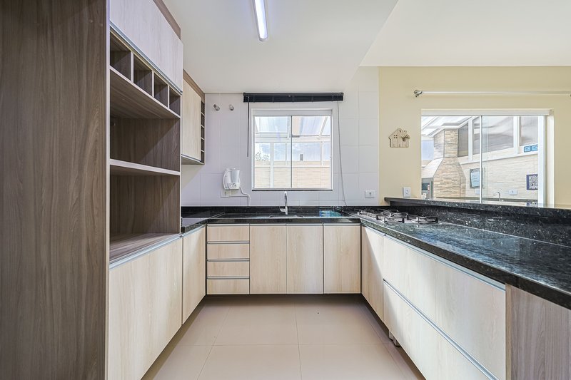Sobrado em condomínio - R$960.000 com 3 quartos (1 suíte) - 2 vagas - área Gourmet - Rua Alberto Panek Curitiba - 
