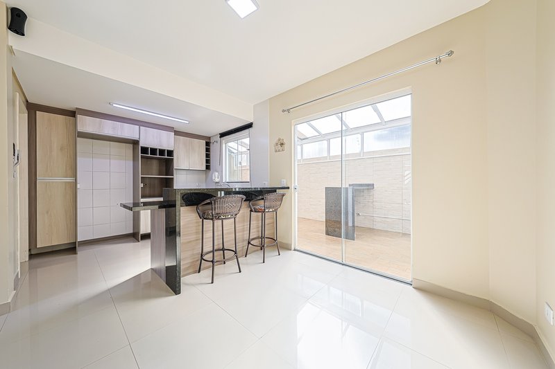 Sobrado em condomínio - R$960.000 com 3 quartos (1 suíte) - 2 vagas - área Gourmet - Rua Alberto Panek Curitiba - 