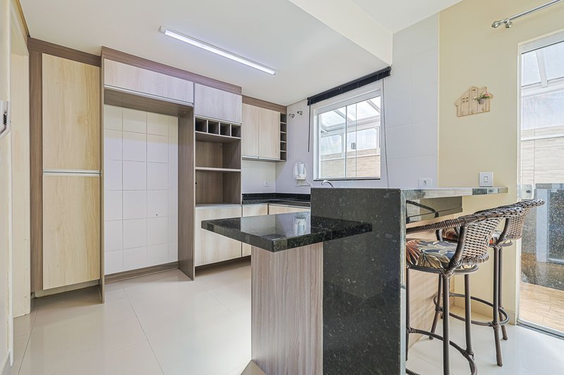 Sobrado em condomínio - R$960.000 com 3 quartos (1 suíte) - 2 vagas - área Gourmet - Rua Alberto Panek Curitiba - 