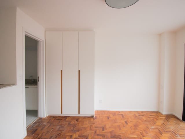 ALUGA-SE APARTAMENTO – 35m2 – REFORMADO Avenida Onze de Junho São Paulo - 