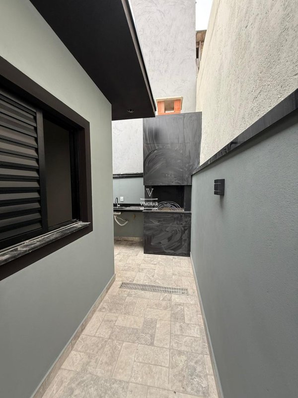 Casa t&eacute;rrea 3 dormit&oacute;rios sendo 1 su&iacute;te + 2 vagas de garagem  Itaquaquecetuba - 