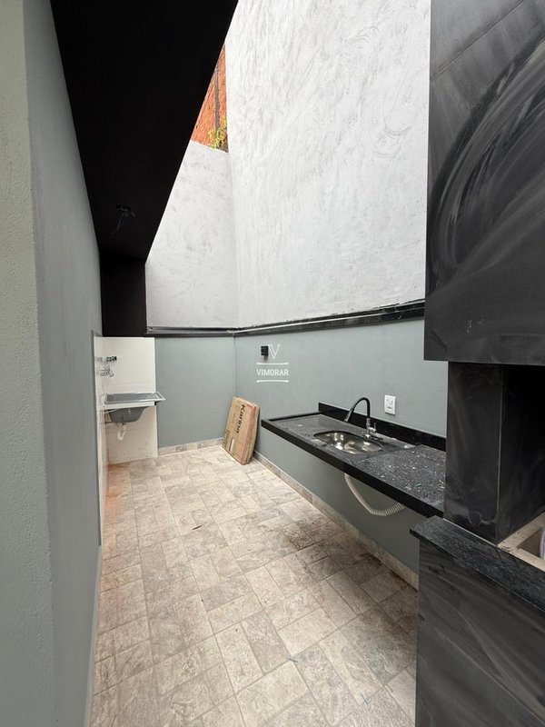 Casa t&eacute;rrea 3 dormit&oacute;rios sendo 1 su&iacute;te + 2 vagas de garagem  Itaquaquecetuba - 