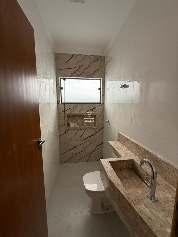 Casa t&eacute;rrea 3 dormit&oacute;rios sendo 1 su&iacute;te + 2 vagas de garagem  Itaquaquecetuba - 