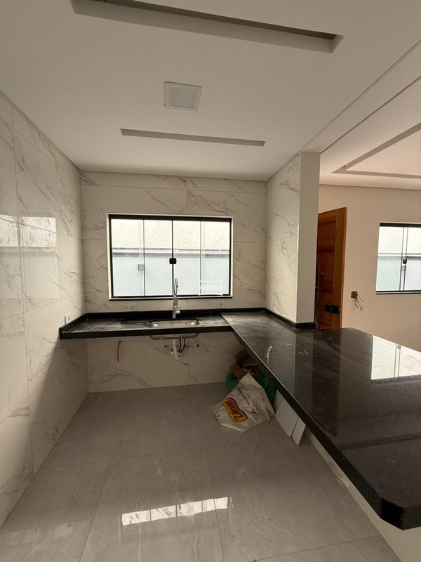 Casa t&eacute;rrea 3 dormit&oacute;rios sendo 1 su&iacute;te + 2 vagas de garagem  Itaquaquecetuba - 