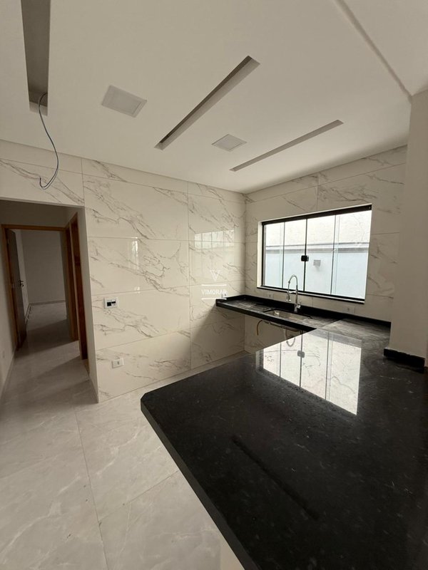 Casa t&eacute;rrea 3 dormit&oacute;rios sendo 1 su&iacute;te + 2 vagas de garagem  Itaquaquecetuba - 