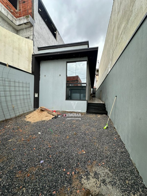 Casa térrea 3 dormitórios sendo 1 suíte + 2 vagas de garagem  Itaquaquecetuba - 