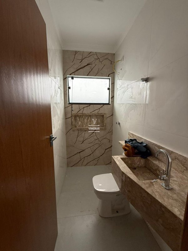 Casa t&eacute;rrea 3 dormit&oacute;rios sendo 1 su&iacute;te + 2 vagas de garagem  Itaquaquecetuba - 