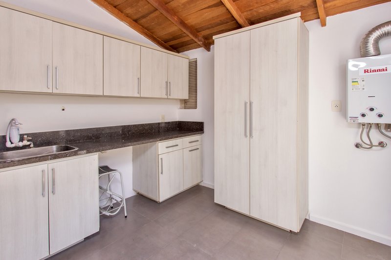 R$ 1.250.000 - ÓTIMA CASA EM CONDOMÍNIO - 190M2 - 3 DORM - SUÍTE - 2 VAGAS - INFRA Rua General Nestor Silva Soares Porto Alegre - 