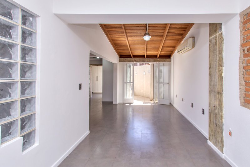 R$ 1.250.000 - ÓTIMA CASA EM CONDOMÍNIO - 190M2 - 3 DORM - SUÍTE - 2 VAGAS - INFRA Rua General Nestor Silva Soares Porto Alegre - 