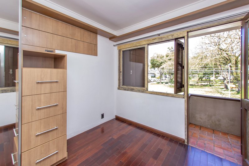 R$ 1.250.000 - ÓTIMA CASA EM CONDOMÍNIO - 190M2 - 3 DORM - SUÍTE - 2 VAGAS - INFRA Rua General Nestor Silva Soares Porto Alegre - 