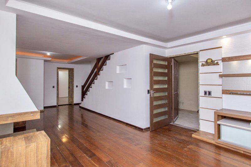 R$ 1.250.000 - ÓTIMA CASA EM CONDOMÍNIO - 190M2 - 3 DORM - SUÍTE - 2 VAGAS - INFRA Rua General Nestor Silva Soares Porto Alegre - 