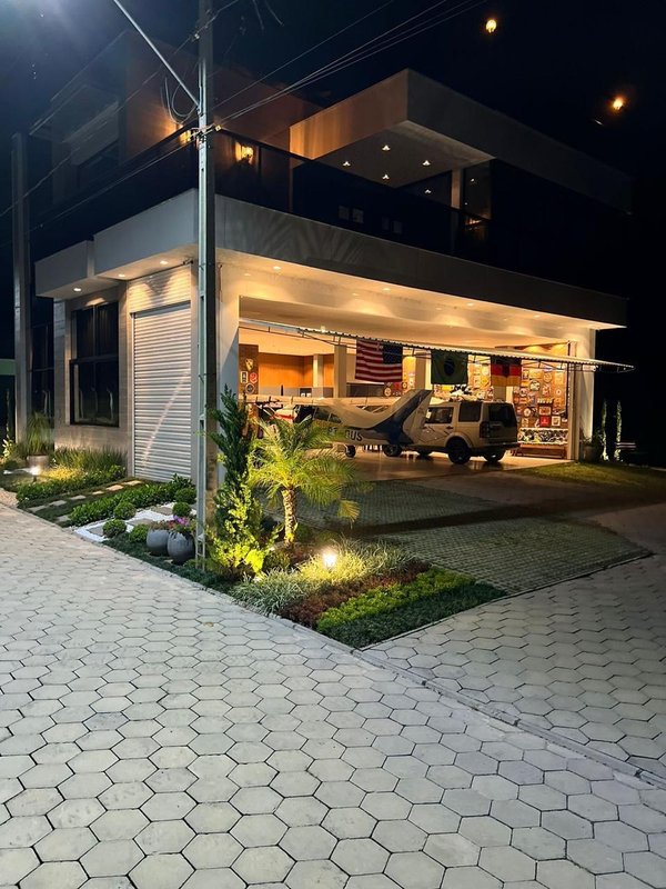 TRIPLEX  COM 2 SUÍTES EM CONDOMINIO FECHADO ANGAR  Brusque - 