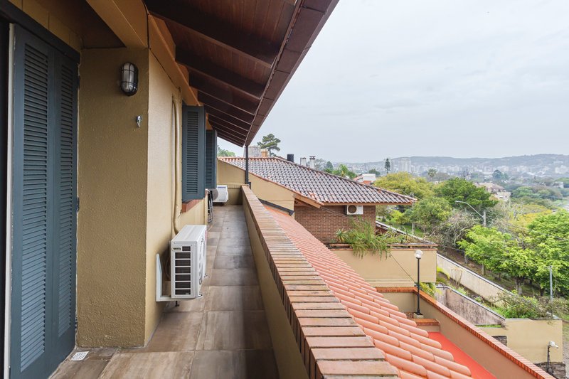 R$ 2.100.000 - EXCELENTE CASA - 375M2 - 3 DORM - SUÍTE - PISCINA - VISTA - 6 VAGAS Rua Cariri Porto Alegre - 