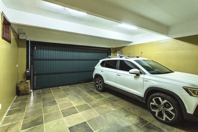 R$ 2.100.000 - EXCELENTE CASA - 375M2 - 3 DORM - SUÍTE - PISCINA - VISTA - 6 VAGAS Rua Cariri Porto Alegre - 