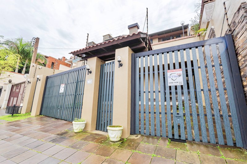 R$ 2.100.000 - EXCELENTE CASA - 375M2 - 3 DORM - SUÍTE - PISCINA - VISTA - 6 VAGAS Rua Cariri Porto Alegre - 