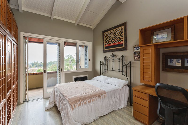 R$ 2.100.000 - EXCELENTE CASA - 375M2 - 3 DORM - SUÍTE - PISCINA - VISTA - 6 VAGAS Rua Cariri Porto Alegre - 