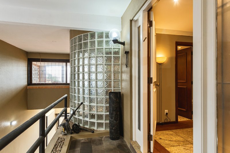 R$ 2.100.000 - EXCELENTE CASA - 375M2 - 3 DORM - SUÍTE - PISCINA - VISTA - 6 VAGAS Rua Cariri Porto Alegre - 