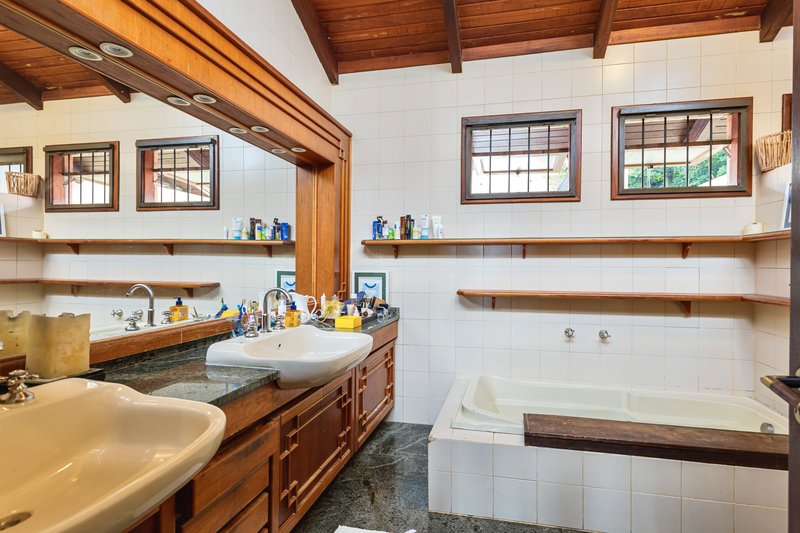 R$ 2.100.000 - EXCELENTE CASA - 375M2 - 3 DORM - SUÍTE - PISCINA - VISTA - 6 VAGAS Rua Cariri Porto Alegre - 