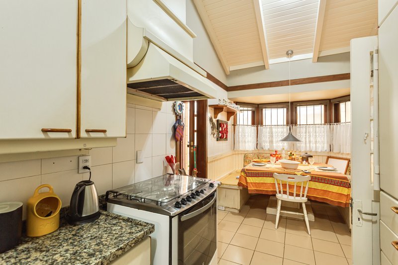 R$ 2.100.000 - EXCELENTE CASA - 375M2 - 3 DORM - SUÍTE - PISCINA - VISTA - 6 VAGAS Rua Cariri Porto Alegre - 