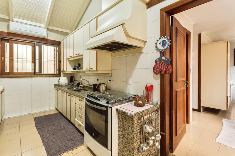 R$ 2.100.000 - EXCELENTE CASA - 375M2 - 3 DORM - SUÍTE - PISCINA - VISTA - 6 VAGAS Rua Cariri Porto Alegre - 