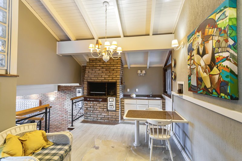 R$ 2.100.000 - EXCELENTE CASA - 375M2 - 3 DORM - SUÍTE - PISCINA - VISTA - 6 VAGAS Rua Cariri Porto Alegre - 