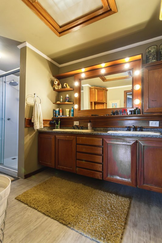 R$ 2.100.000 - EXCELENTE CASA - 375M2 - 3 DORM - SUÍTE - PISCINA - VISTA - 6 VAGAS Rua Cariri Porto Alegre - 