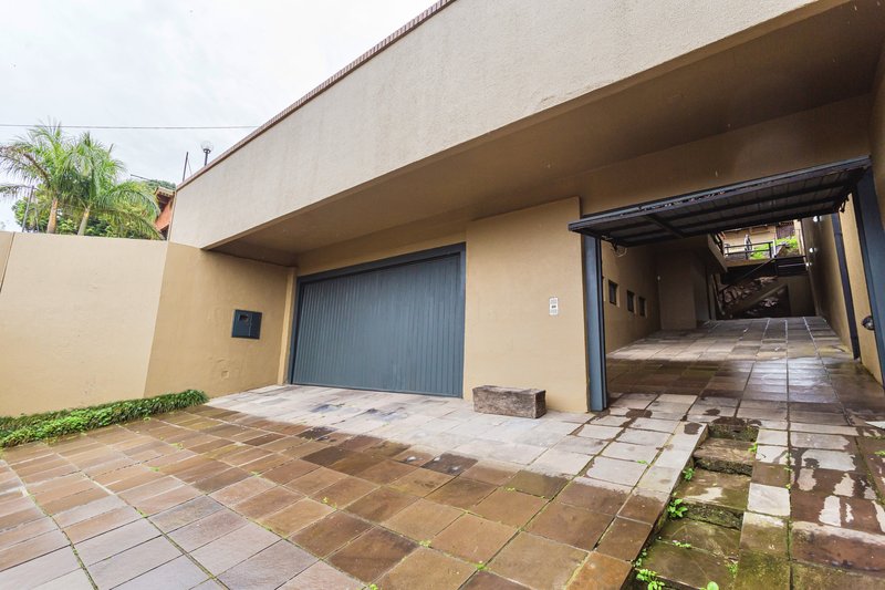 R$ 2.100.000 - EXCELENTE CASA - 375M2 - 3 DORM - SUÍTE - PISCINA - VISTA - 6 VAGAS Rua Cariri Porto Alegre - 