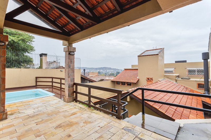 R$ 2.100.000 - EXCELENTE CASA - 375M2 - 3 DORM - SUÍTE - PISCINA - VISTA - 6 VAGAS Rua Cariri Porto Alegre - 