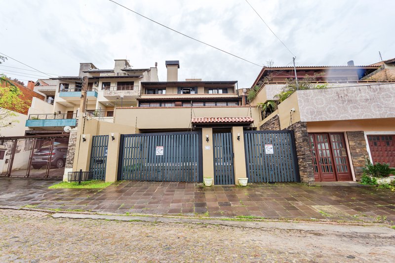 R$ 2.100.000 - EXCELENTE CASA - 375M2 - 3 DORM - SUÍTE - PISCINA - VISTA - 6 VAGAS Rua Cariri Porto Alegre - 