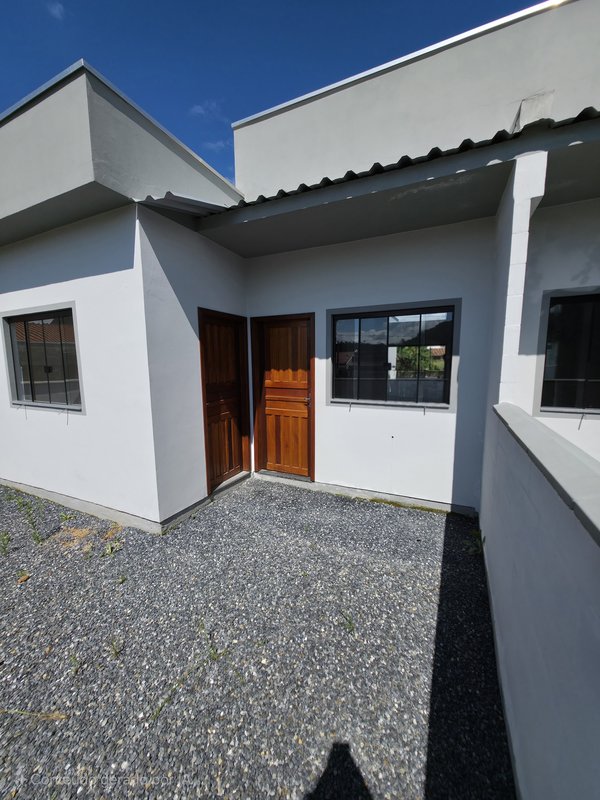 CASA COM 1SÚITE MAIS DORMITÓRIOS NA POMERÂNIA  Guabiruba - 