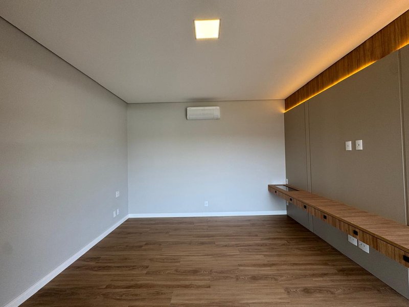 CASA NEOCLÁSSICA COM AUTOMAÇÃO À VENDA NO ARBORAIS, REGIÃO DO ALPHAVILLE, CAMPINAS-SP Avenida Marcelo Fiolo Pupo de Campos Ferreira Campinas - 