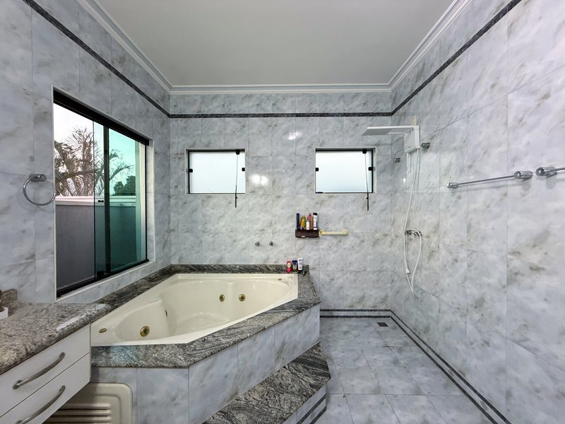 Casa à venda com 3 quartos, 243m2 - R$ 1.380.000 - Granja Olga II -Sorocaba/SP Rua Maria Cecília França Luz Sorocaba - 