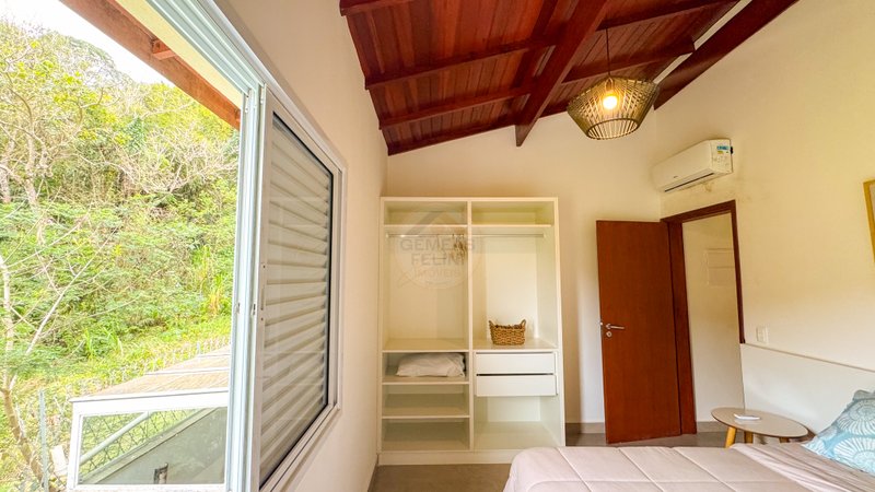 Casa em condomínio na charmosa Praia de Santiago - LOCAÇÃO ANUAL E VENDA  São Sebastião - 