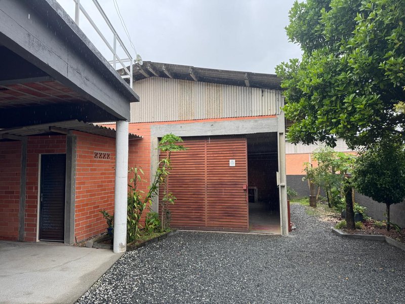 Galp&atilde;o no Bairro dos Estados Beco Pajé Timbó - 