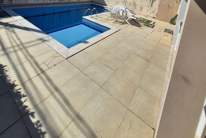 CASA DUPLEX EM CONDOMÍNIO 4 QUARTOS 2 SUITES PISCINA GARAGEM À VENDA EM LAURO DE FREITAS! Rua Cação Lauro de Freitas - 