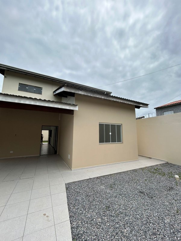 🏡 Sobrado espaçoso e bem localizado — 3 dormitórios, área generosa e 4 vagas de garagem!  Caraguatatuba - 